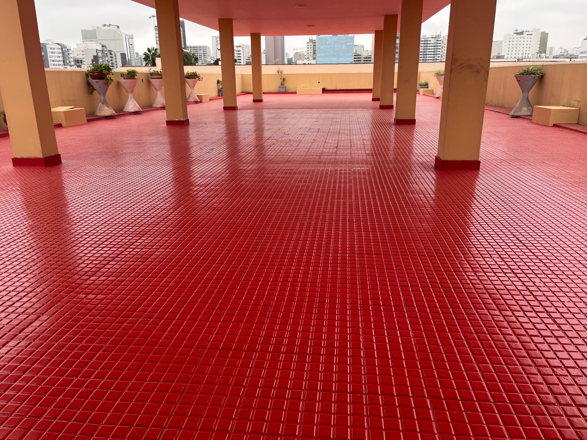Azotea con recubrimiento de poliuretano rojo impermeable
