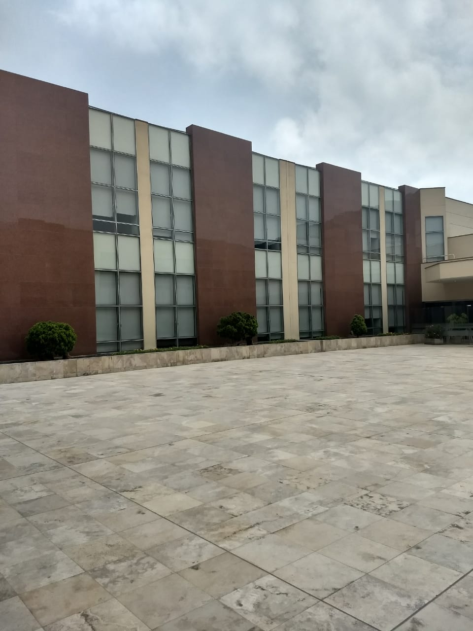Fachada y patio del campus PAD Universidad de Piura