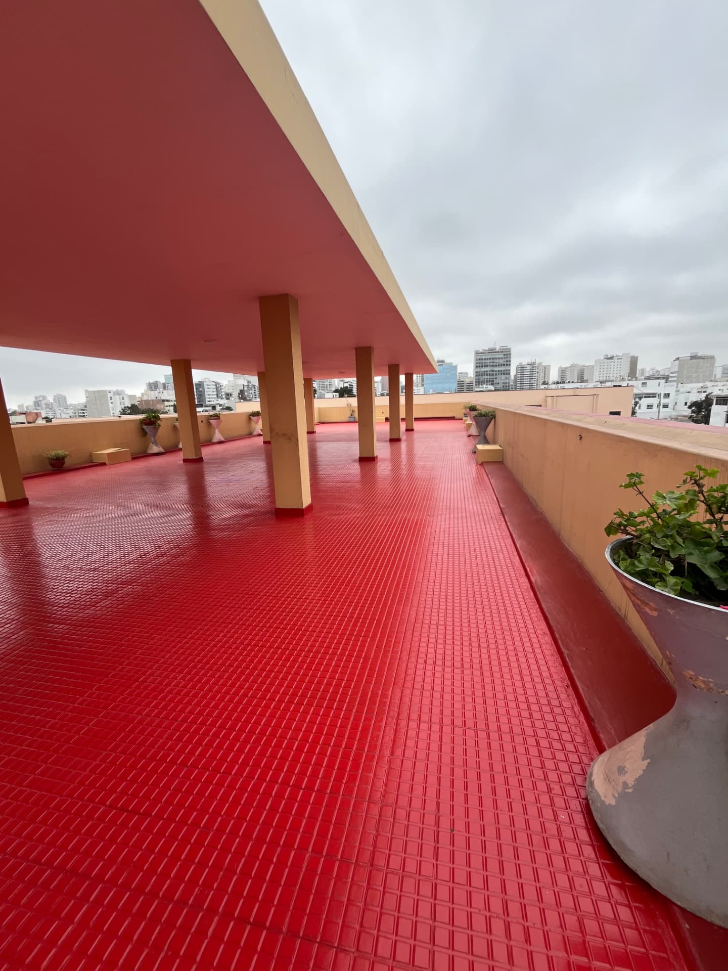 Terraza con acabado impermeabilizante rojo recién aplicado