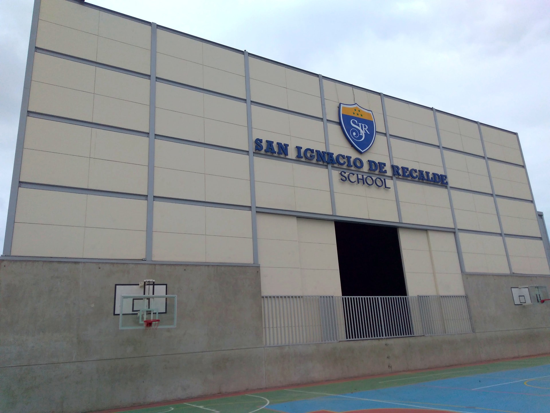 Fachada del polideportivo del colegio San Ignacio de Recalde