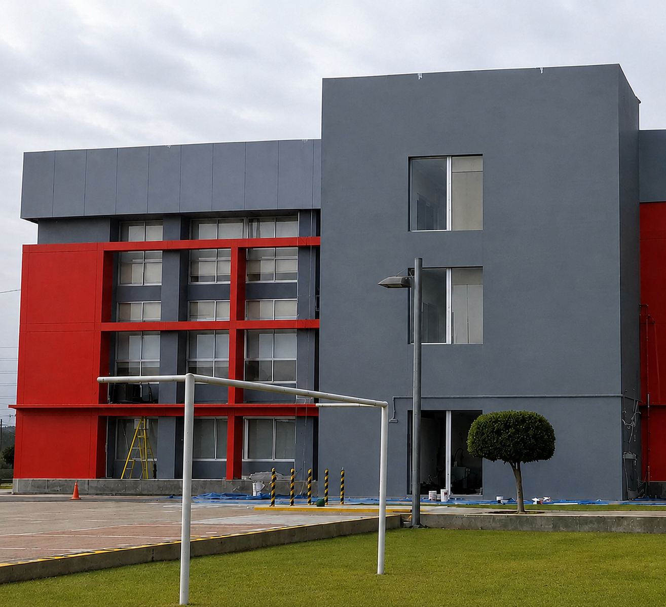 Bloque de fachada en proceso de pintado exterior