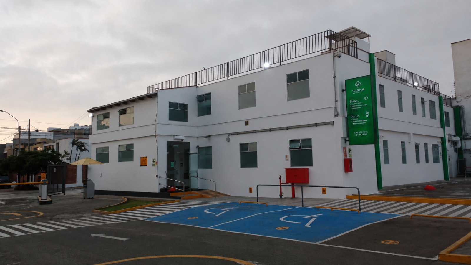 Operario aplicando recubrimiento epóxico en el piso de un estacionamiento