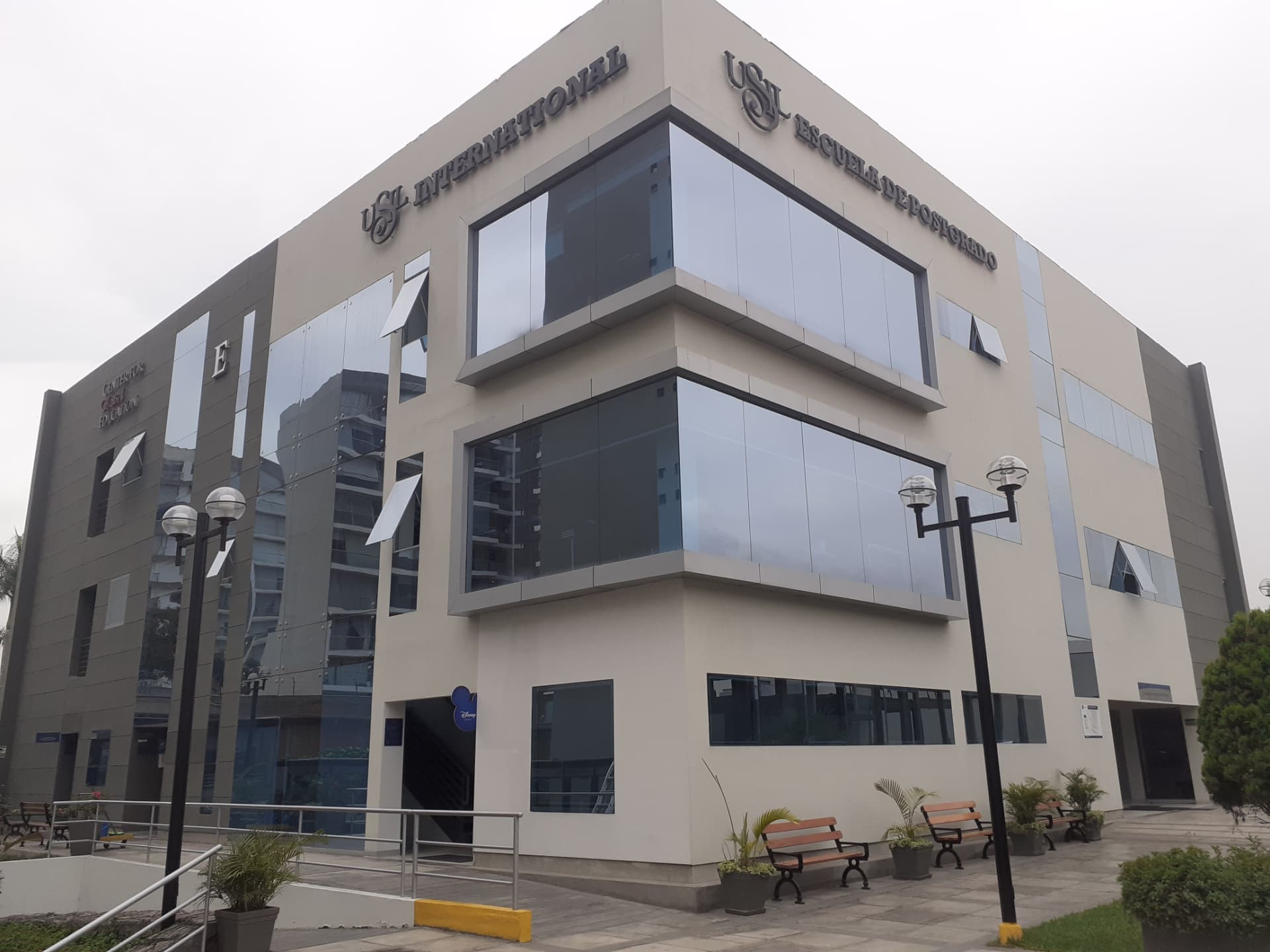 Fachada de la Escuela de Postgrado USIL International
