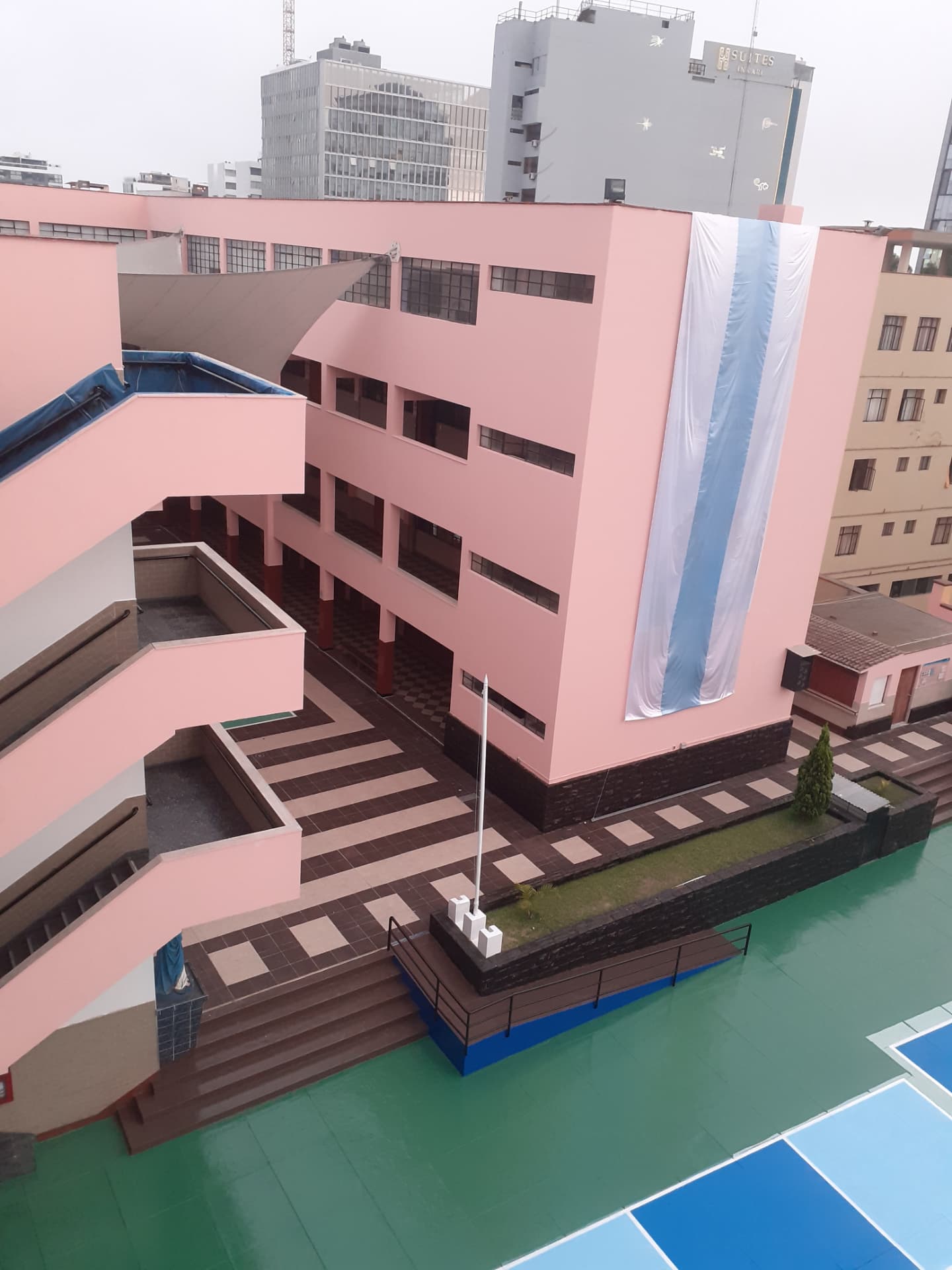 Vista aérea del patio y fachadas del Colegio Sor Rosa Larrabure