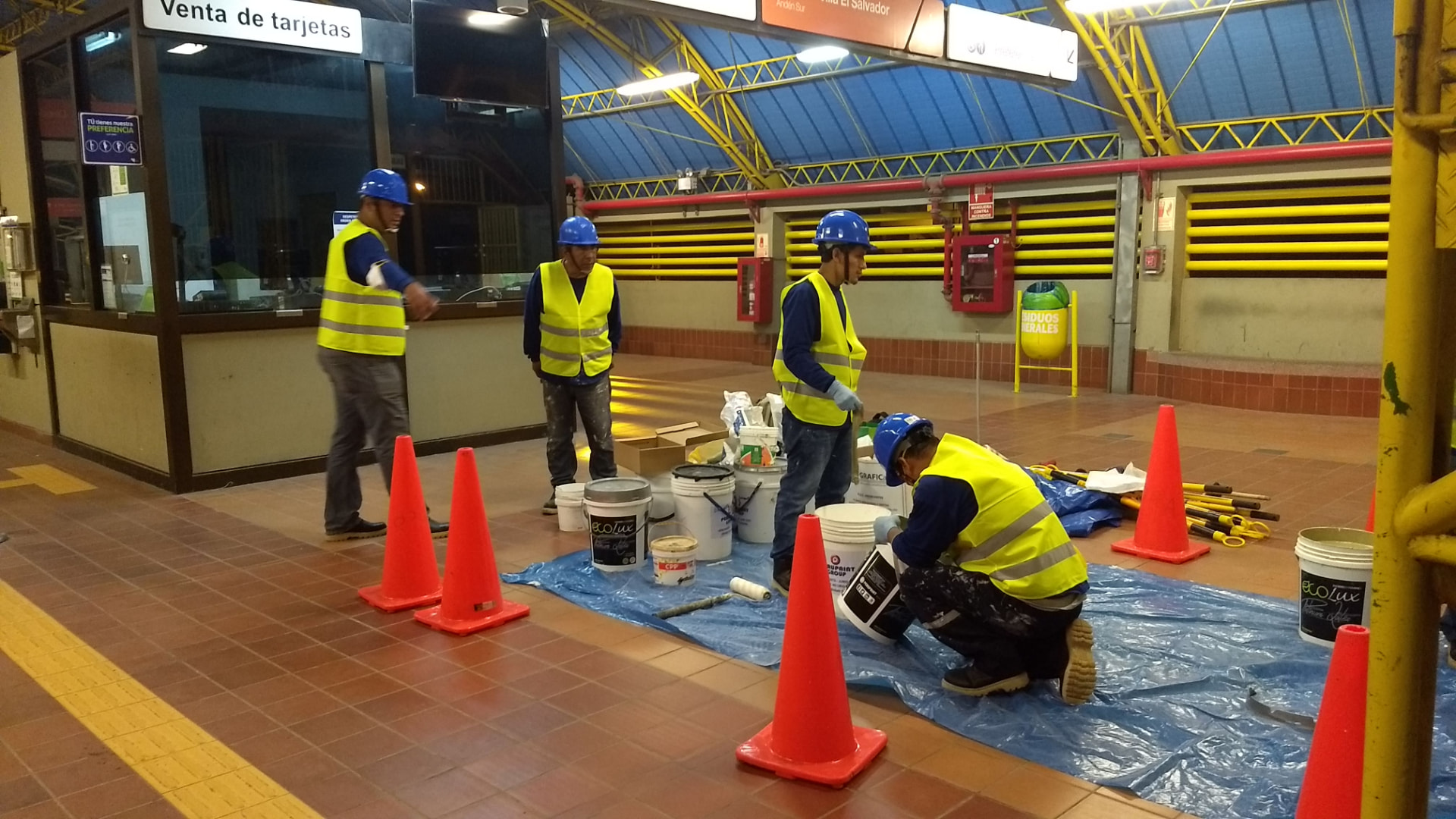 Cuadrilla habilitando materiales dentro de la estación
