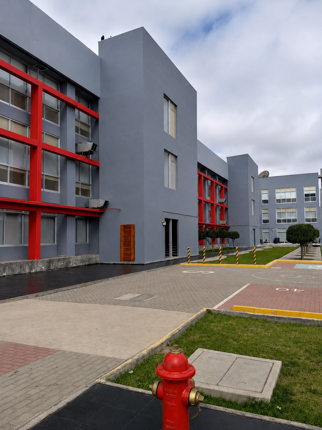 Fachada lateral con acabado gris y rojo tras el pintado
