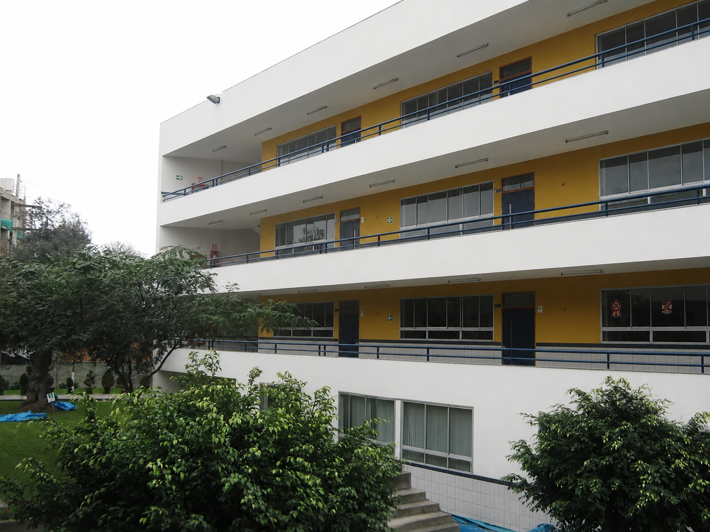 Pabellón del colegio con acabado blanco y amarillo