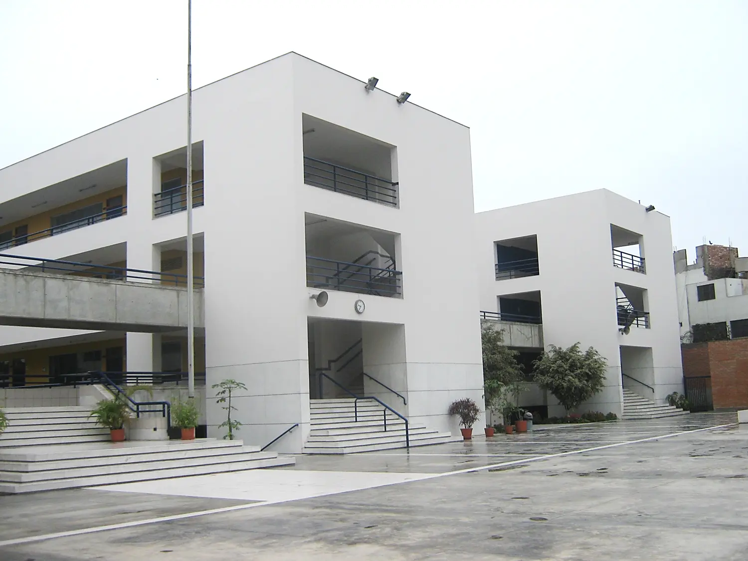 Fachada del Colegio Champagnat en Santiago de Surco