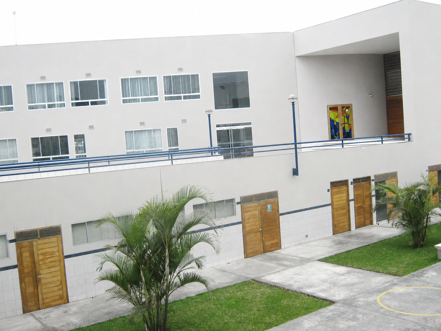 Patio interior del colegio con fachadas pintadas