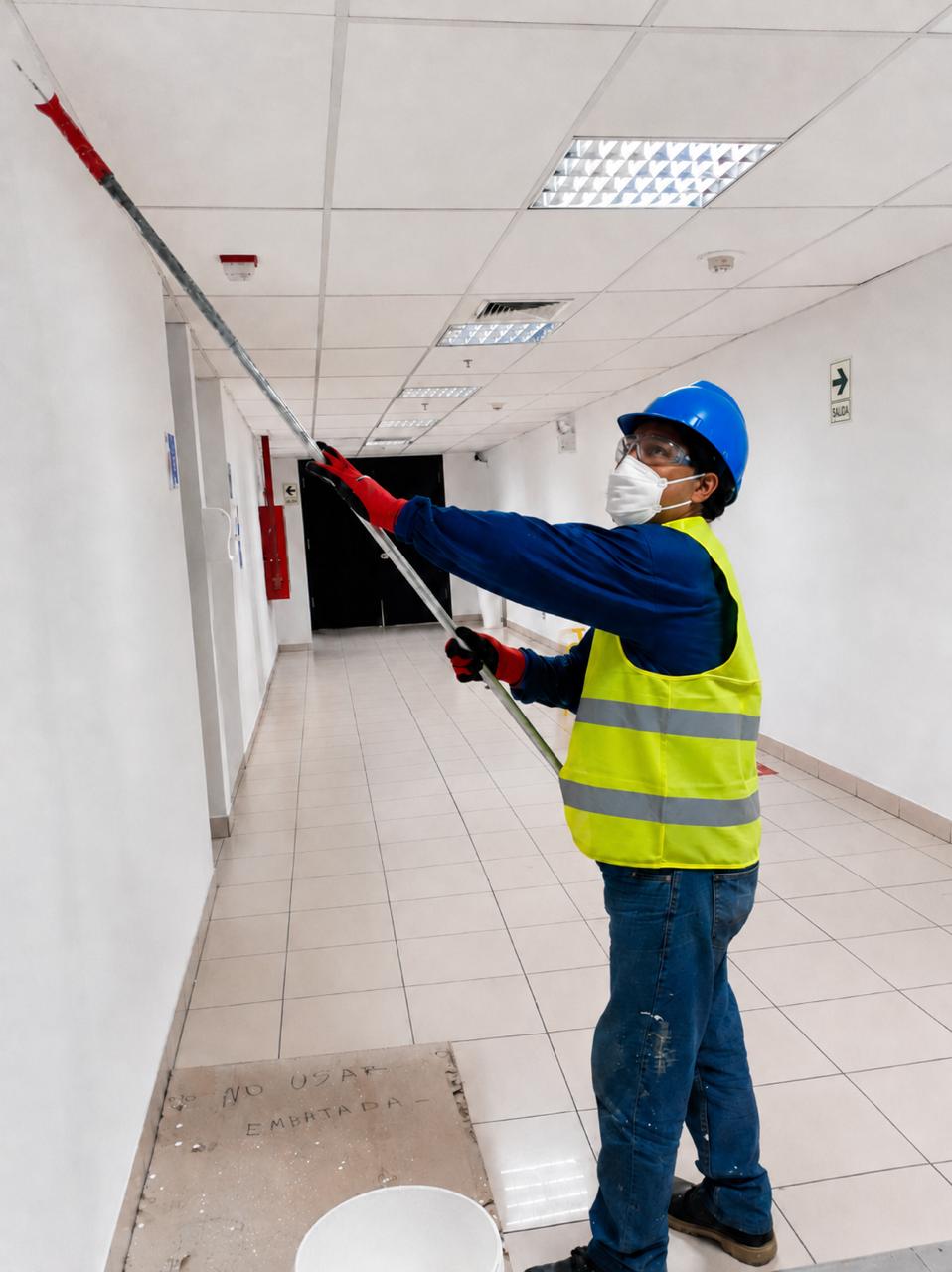 Pintado de interiores en pasillo del campus USIL