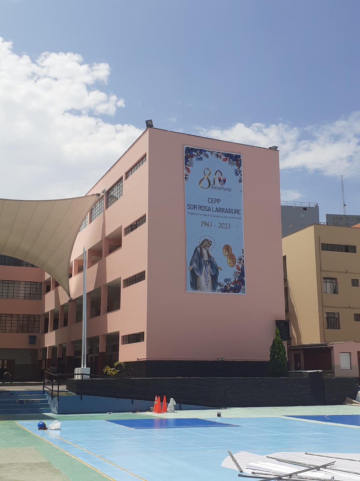 Fachada principal del Colegio Sor Rosa Larrabure con banner de aniversario