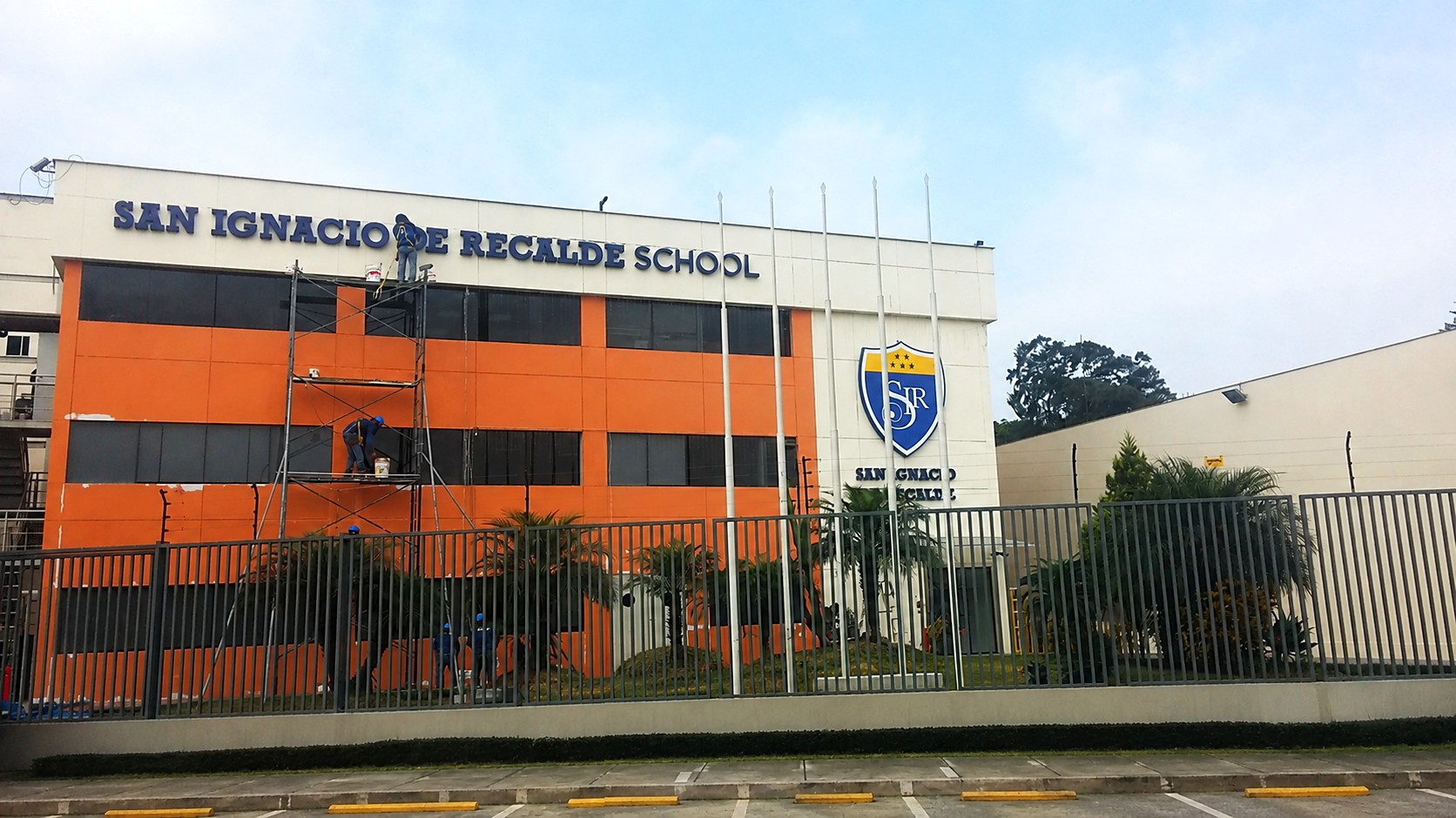 Fachada del colegio San Ignacio de Recalde en San Borja