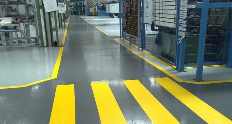 Señalización industrial y peatonal en estacionamiento