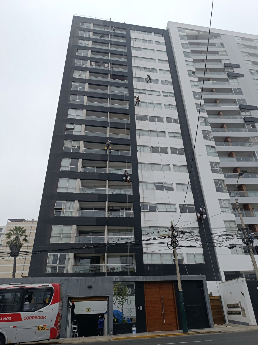 Fachada de edificio multifamiliar pintada con acrílico